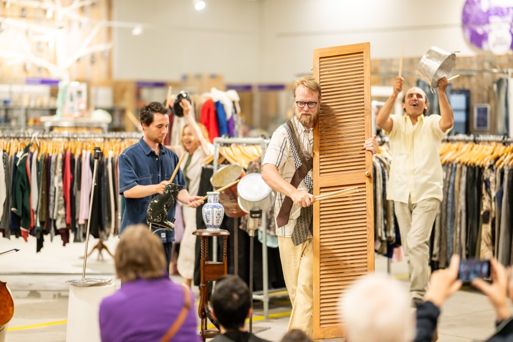 Objecten uit de kringloopwninkel, zoals een chinese vaas, een pan en een kastdeur veranderen in drum-onderdelen.